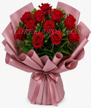 Florero de vidrio con una docena de Rosas